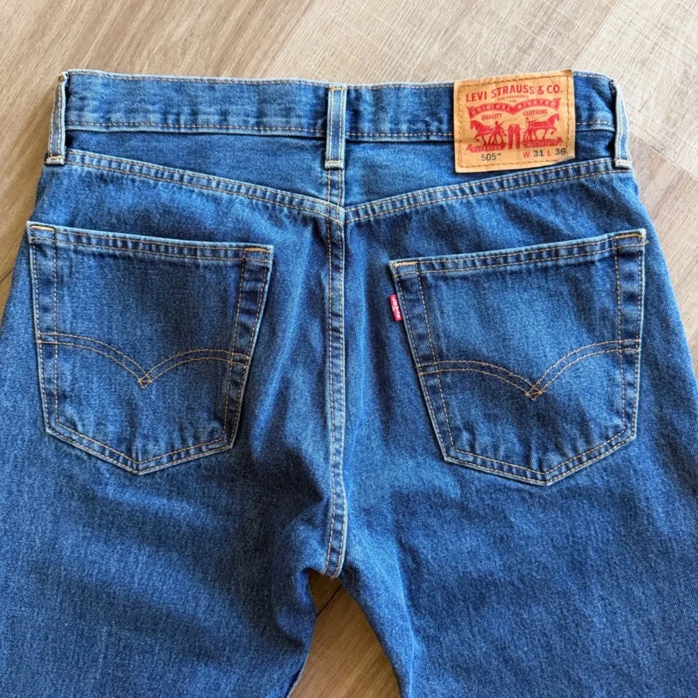 Levis 505 Regular Fit Straight Leg Jeans Medium Wash Blue 31x36 00505-4886
